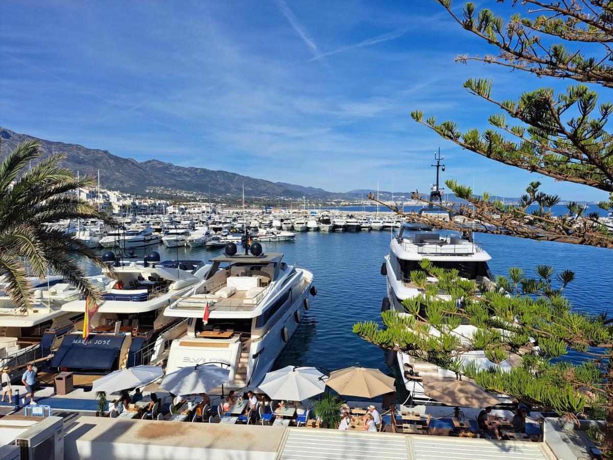 Private In Huge Penthouse 1st Line Puerto Banus, Incredible Views, Jacuzzis 民宿 马尔韦利亚